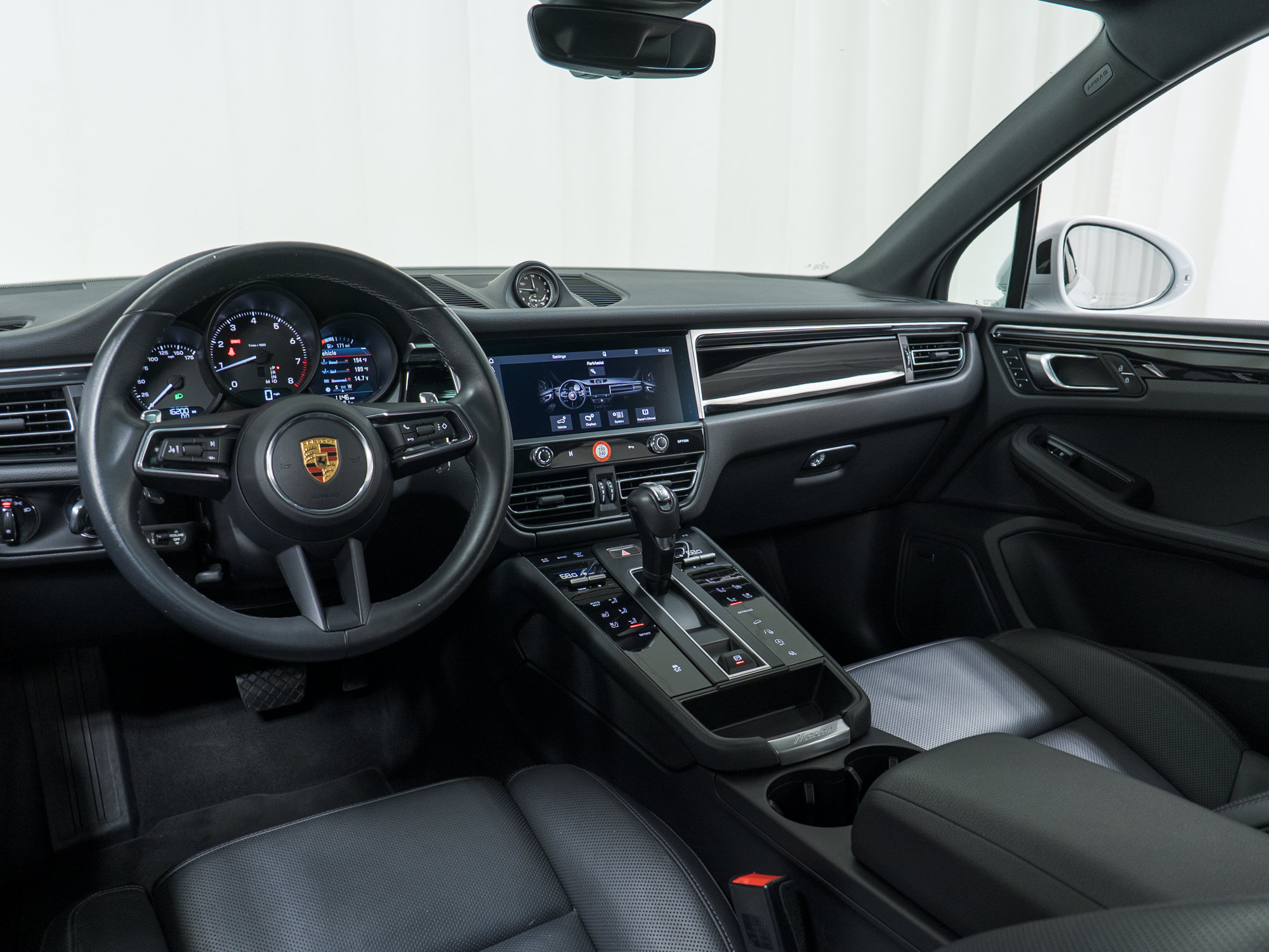 Certified 2023 Porsche Macan AWD/4WD image 20