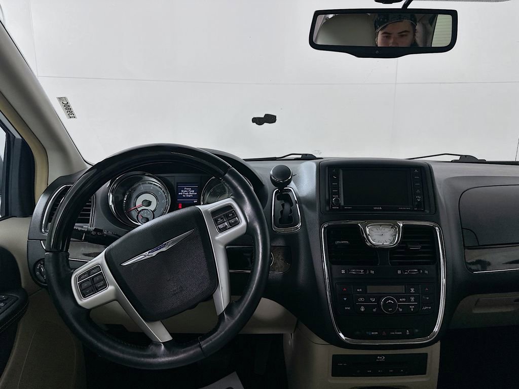 Used 2014 Chrysler Town & Country Limited image 22