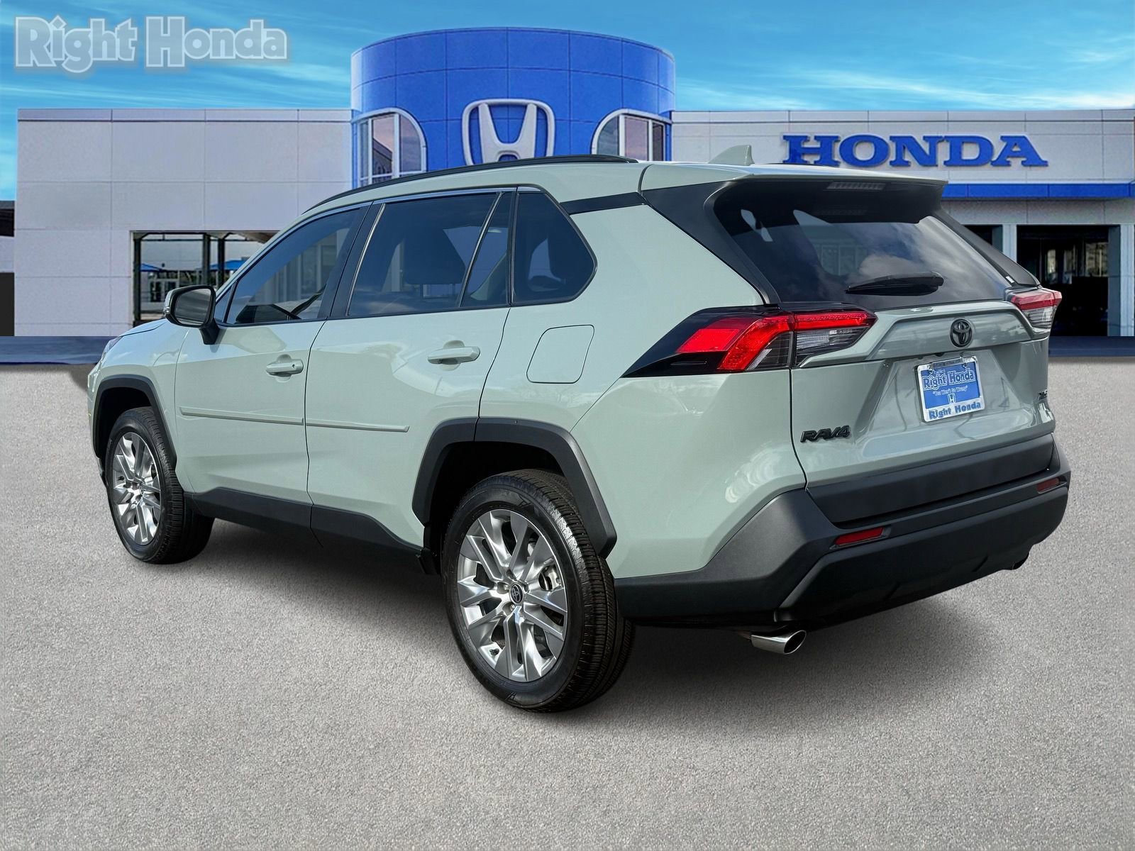 Used 2021 Toyota RAV4 XLE Premium image 4