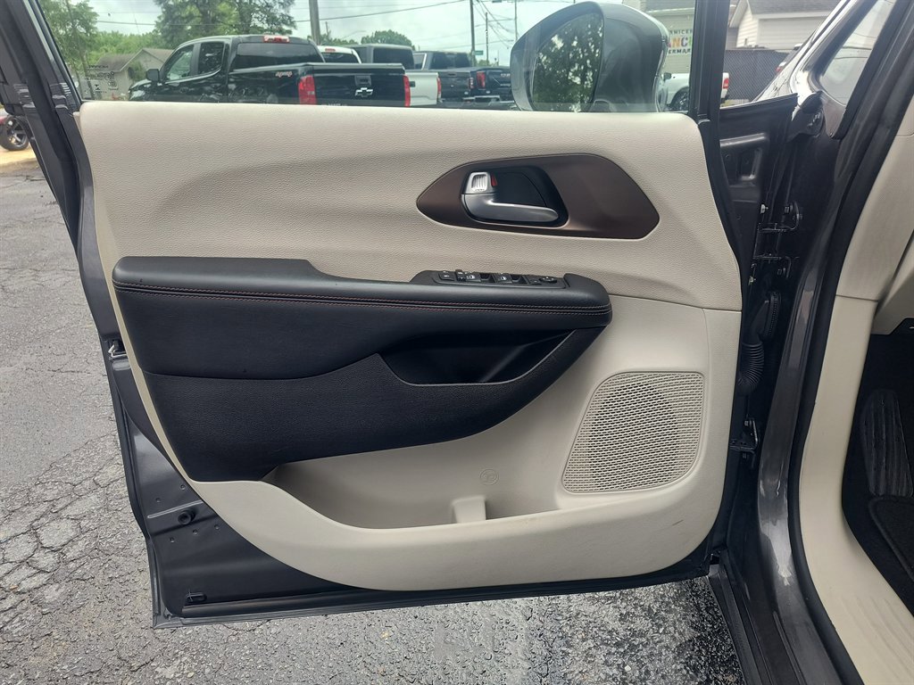Used 2018 Chrysler Pacifica Touring-L Plus FWD image 18