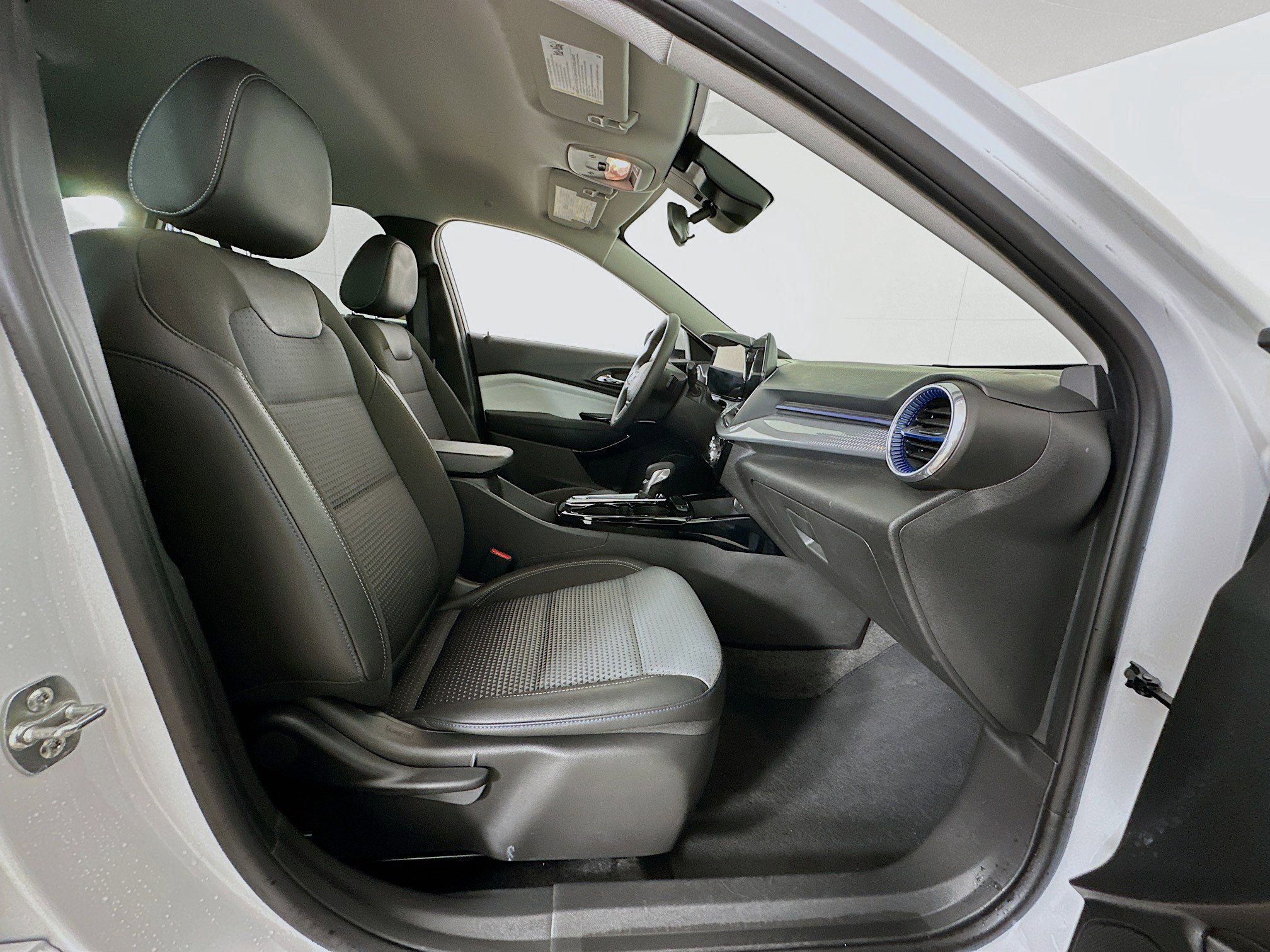 Used 2025 Chevrolet Trax LT FWD image 29