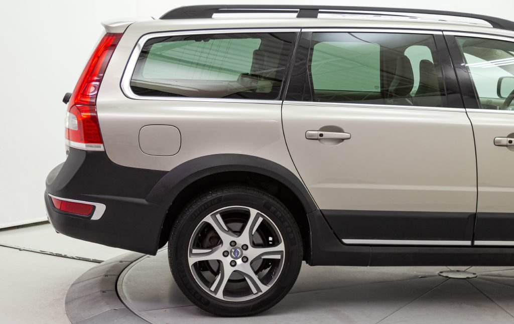 Used 2015 Volvo XC70 T6 w/ Technology Package AWD/4WD image 17