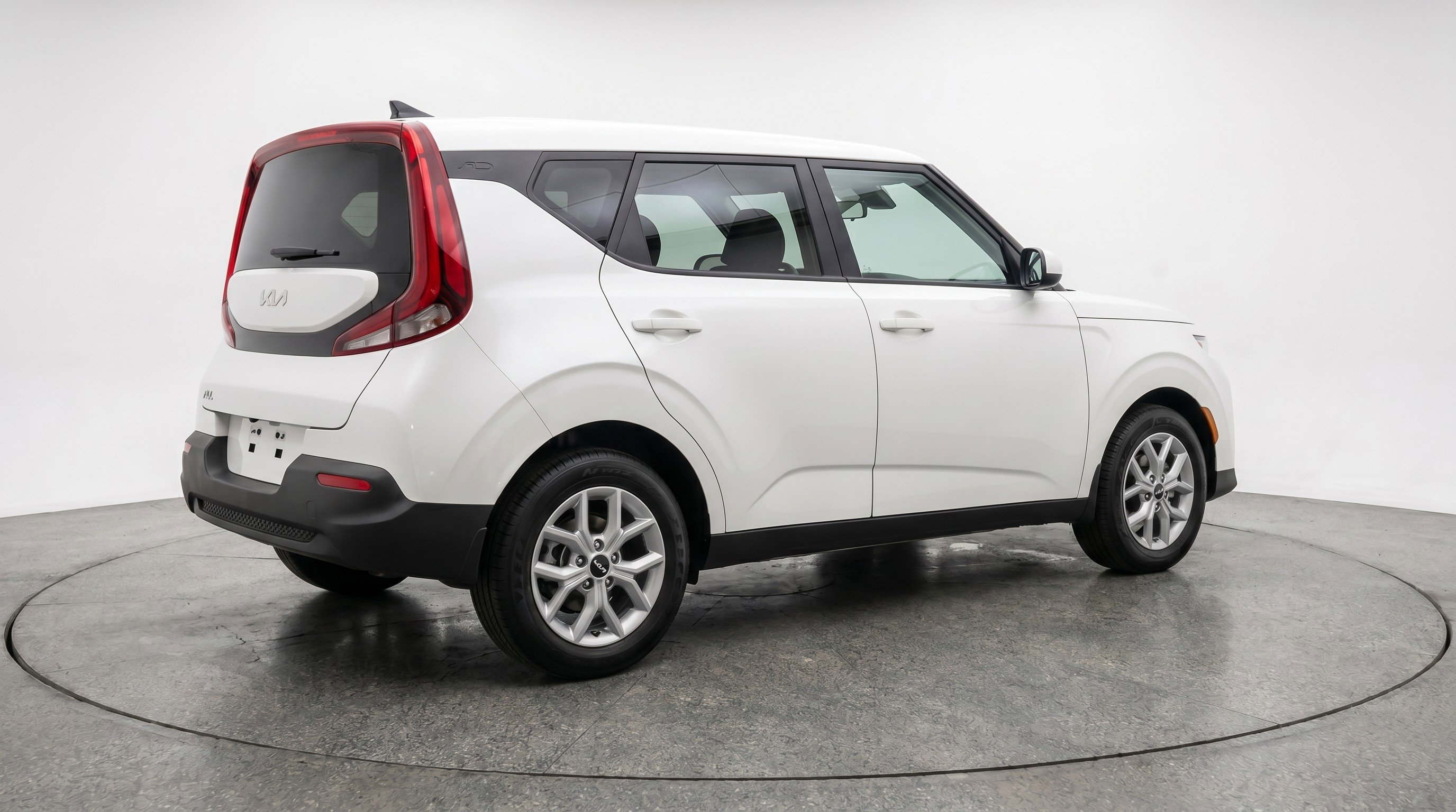 Used 2025 Kia Soul LX w/ LX Technology Package FWD image 9