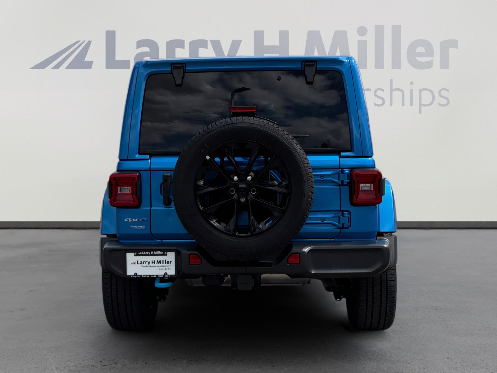 Used 2023 Jeep Wrangler Sahara w/ Cold Weather Group image 5