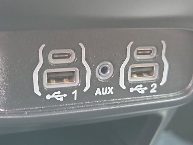 Used 2025 Chrysler Pacifica Select FWD image 16