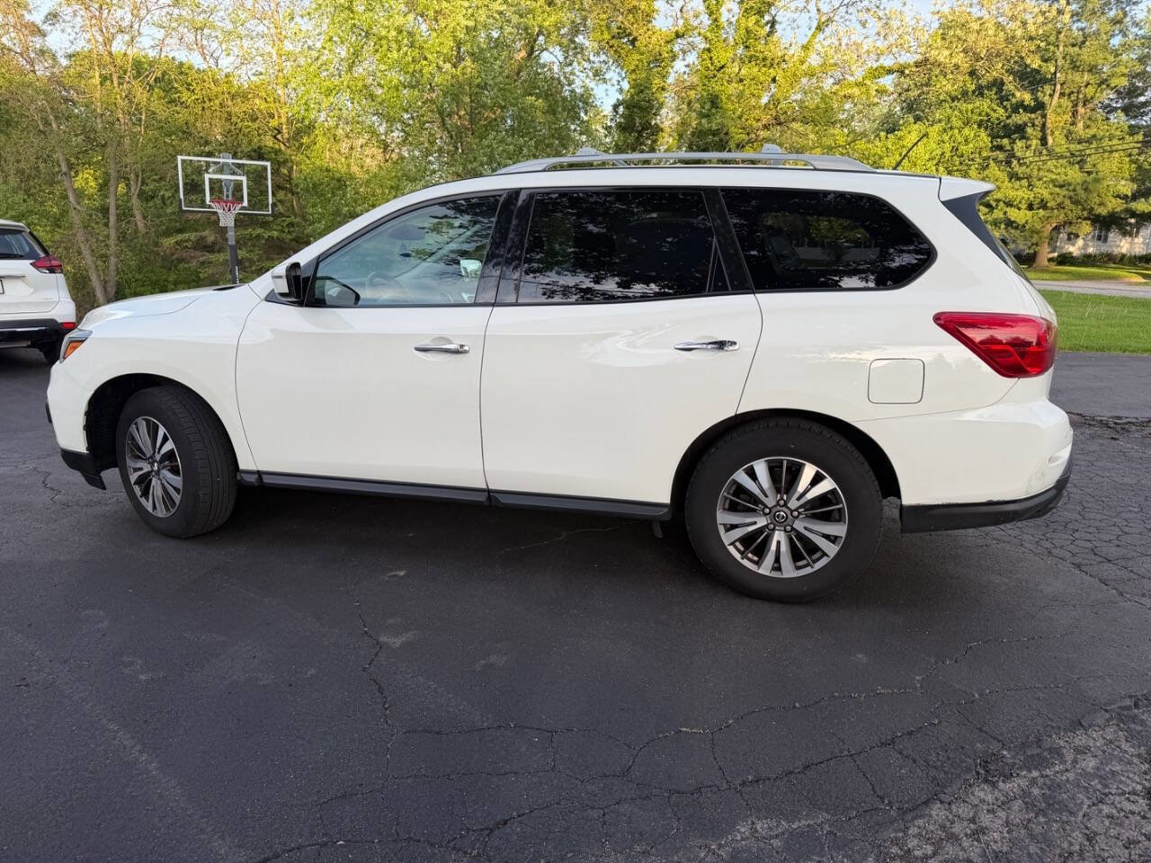 Used 2018 Nissan Pathfinder SV w/ SV Tech Package AWD/4WD image 5