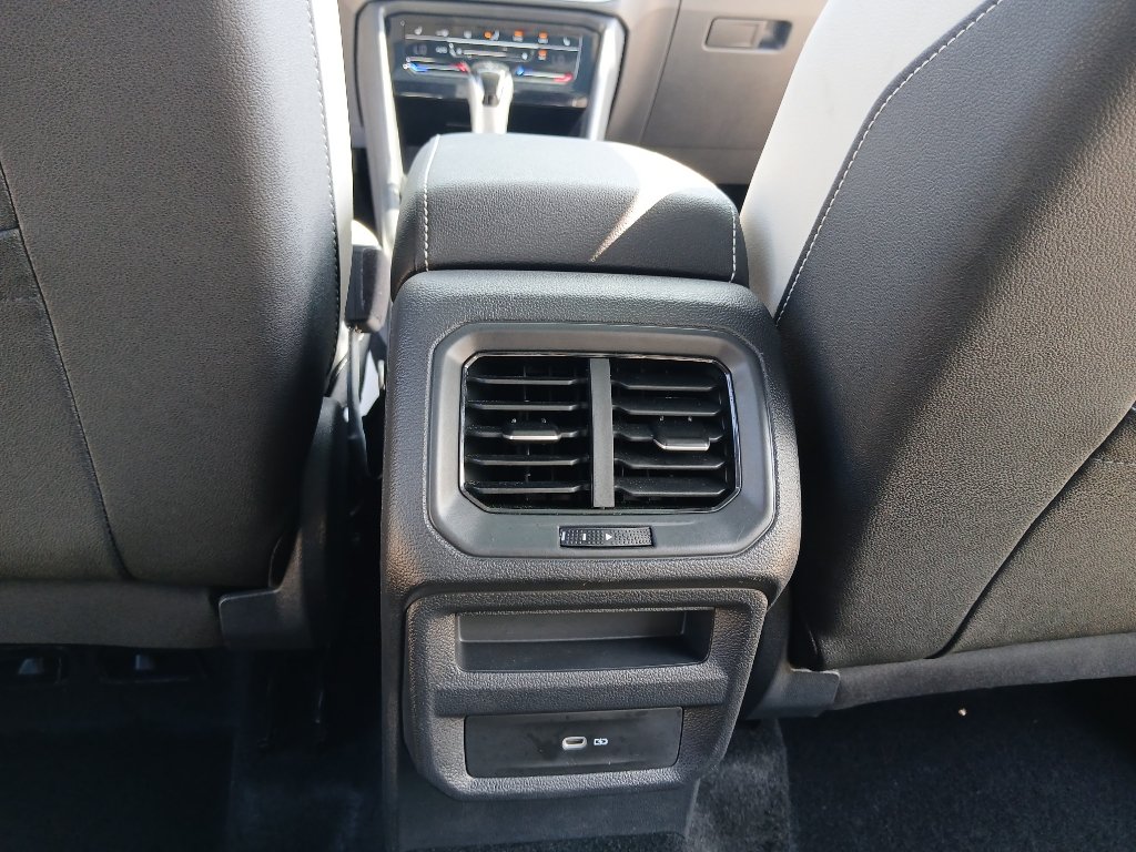 Certified 2025 Volkswagen Taos SE FWD image 21