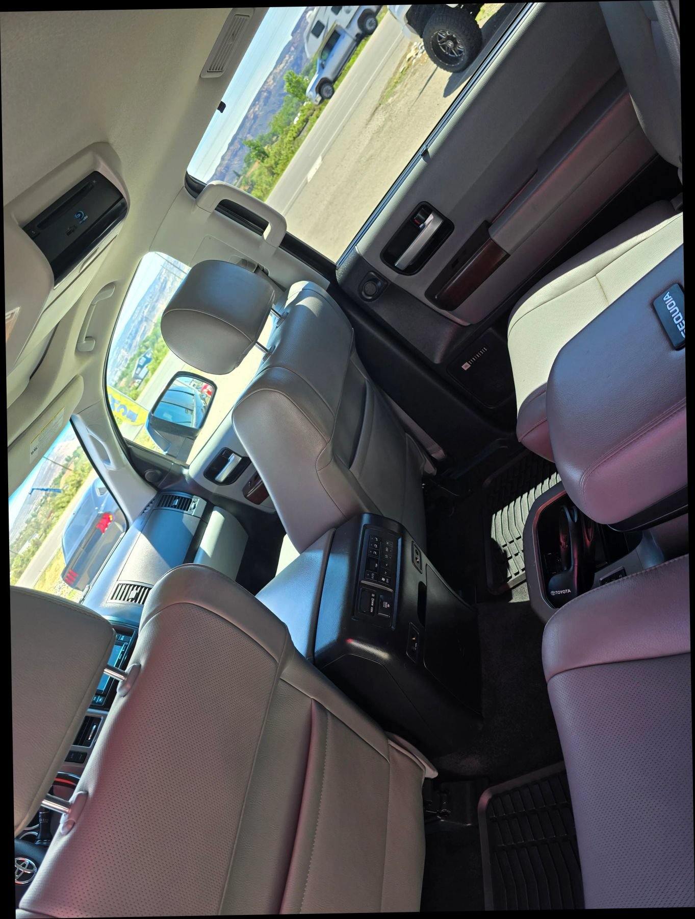 Used 2014 Toyota Sequoia Platinum AWD/4WD image 10