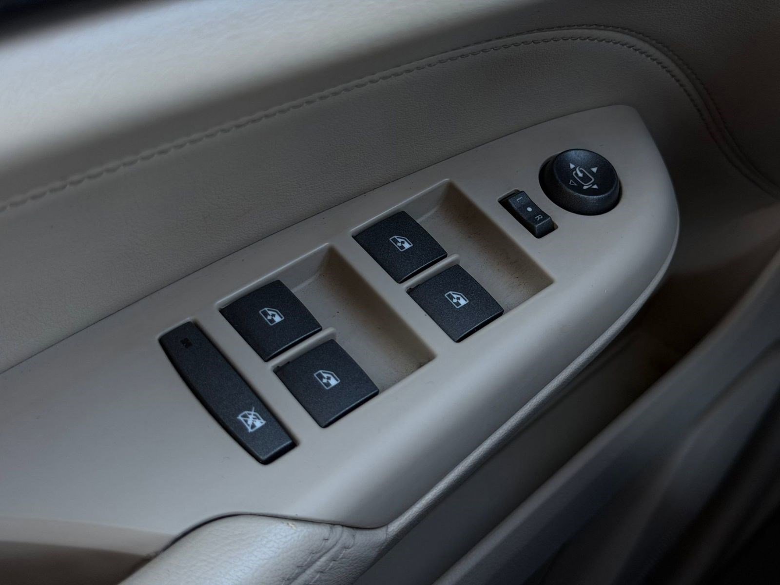 Used 2011 Cadillac SRX Luxury image 24