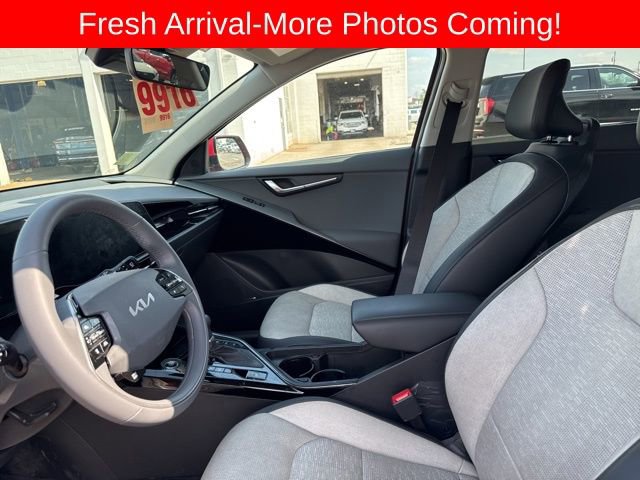 Used 2025 Kia Niro SX image 9