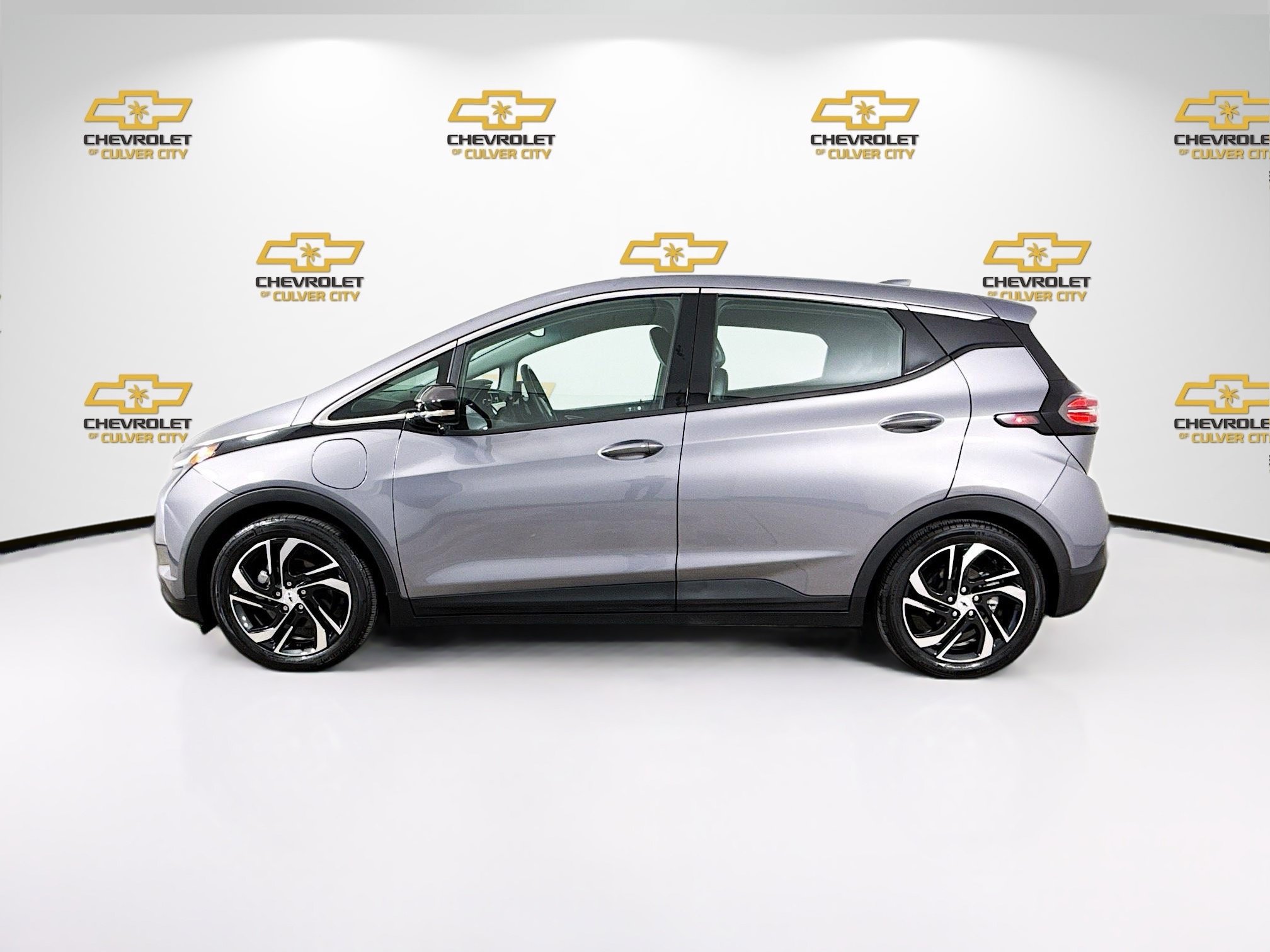 Used 2023 Chevrolet Bolt LT w/ Infotainment Package FWD image 4