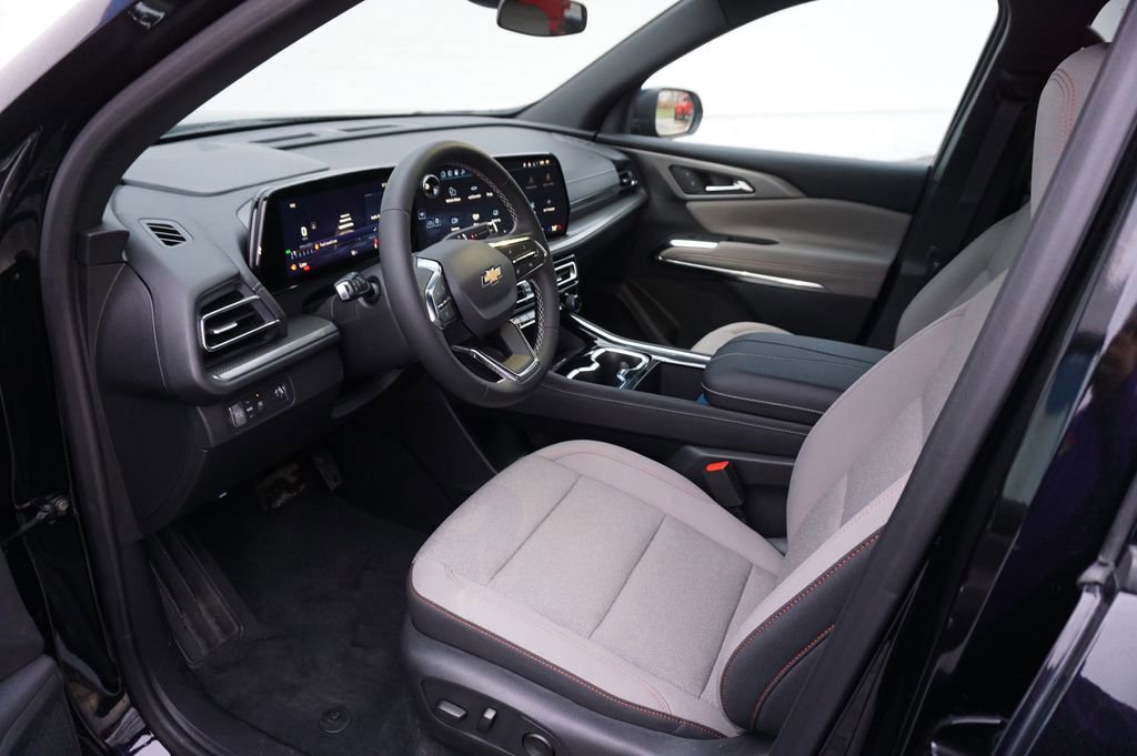 Used 2025 Chevrolet Traverse LT w/ Driver Confidence Package FWD image 8