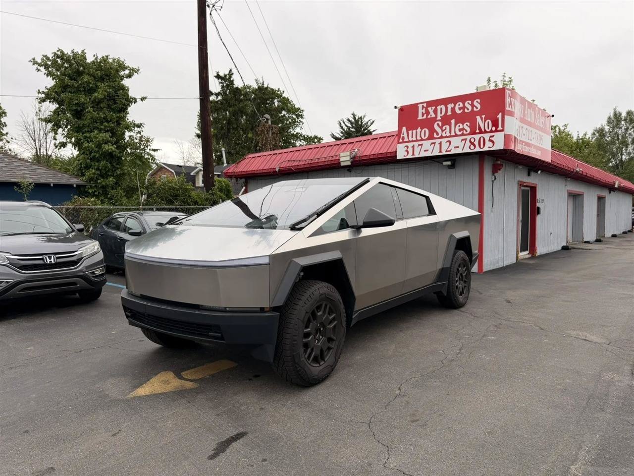 Used 2024 Tesla Cybertruck AWD Crew Cab image 21
