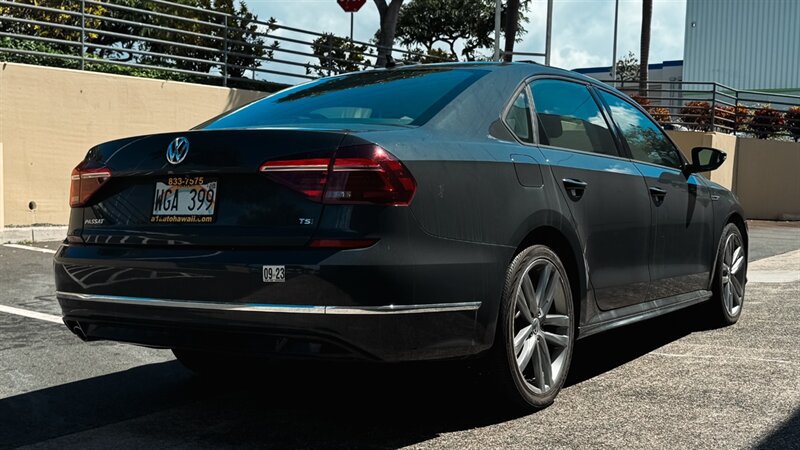 Used 2018 Volkswagen Passat 2.0T R-Line w/ R-Line Lighting Package FWD image 5