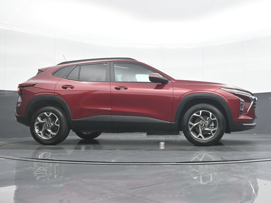 Used 2025 Chevrolet Trax LT w/ LT Convenience Package FWD image 32