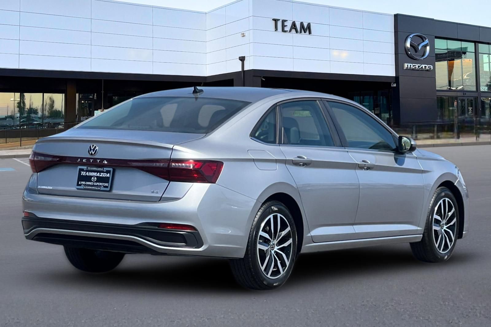 Used 2025 Volkswagen Jetta SE FWD image 4