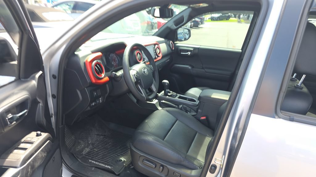 Used 2020 Toyota Tacoma TRD Sport w/ TRD Premium Sport Package AWD/4WD image 23