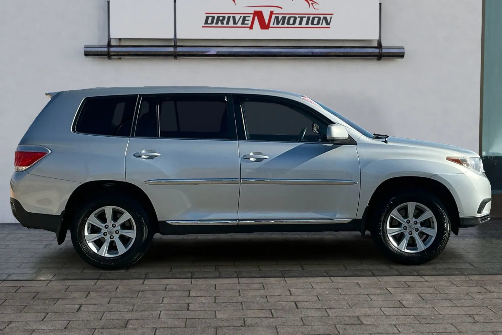 Used 2011 Toyota Highlander 4WD image 3