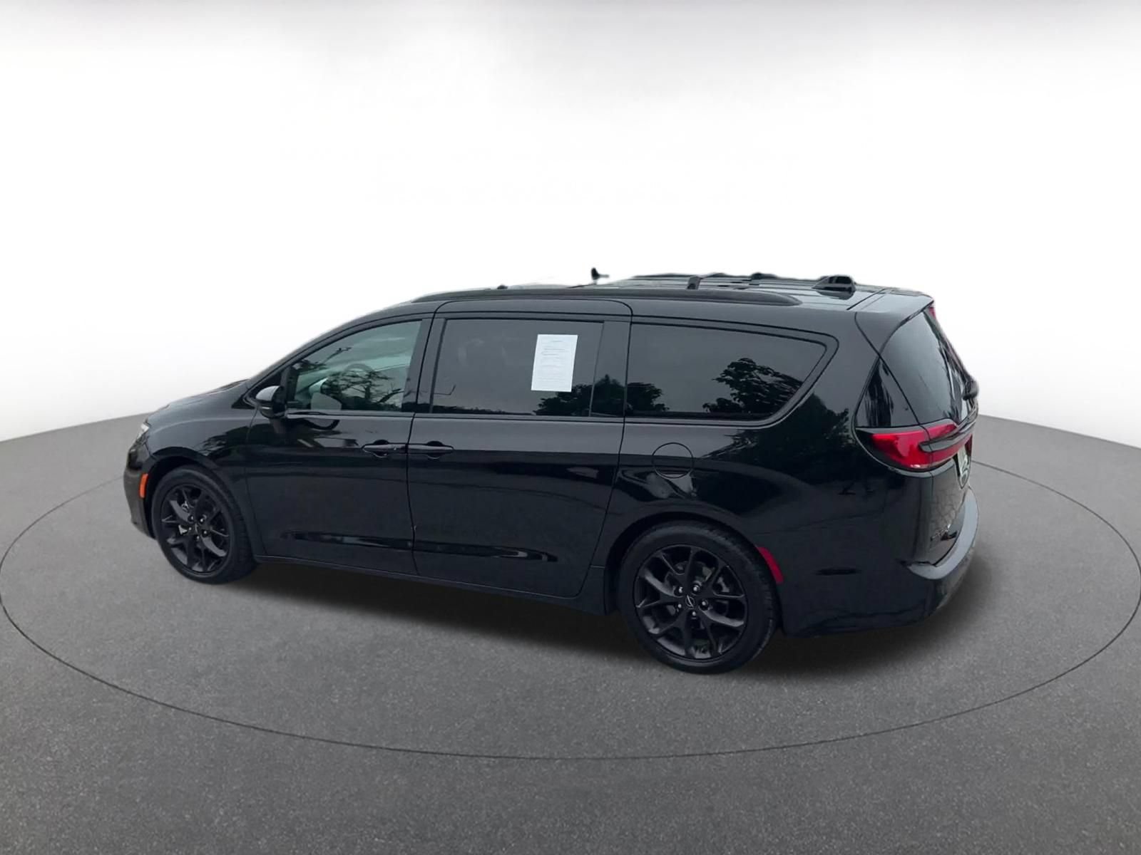 Used 2025 Chrysler Pacifica Limited FWD image 8