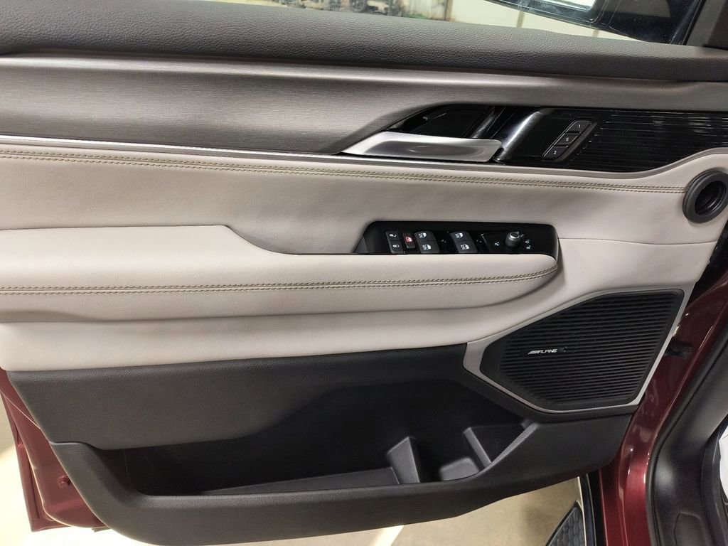 Used 2025 Jeep Wagoneer L Series III AWD/4WD image 11
