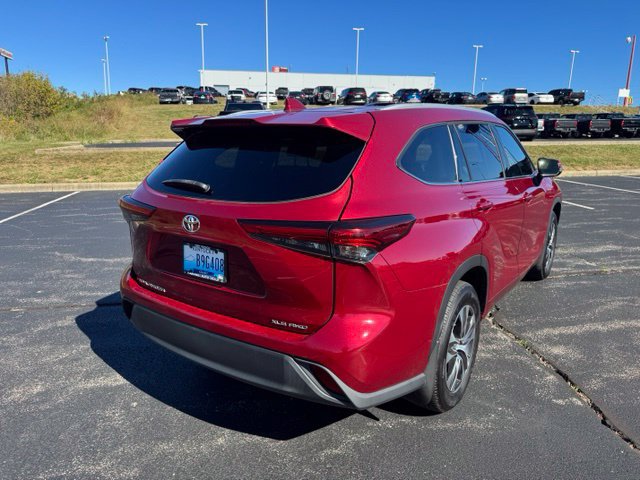 Certified 2022 Toyota Highlander XLE AWD/4WD image 3