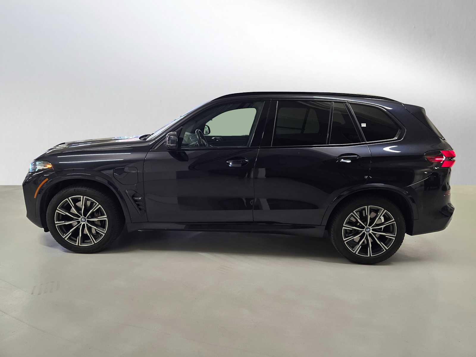 Used 2024 BMW X5 xDrive50e w/ M Sport Package image 2