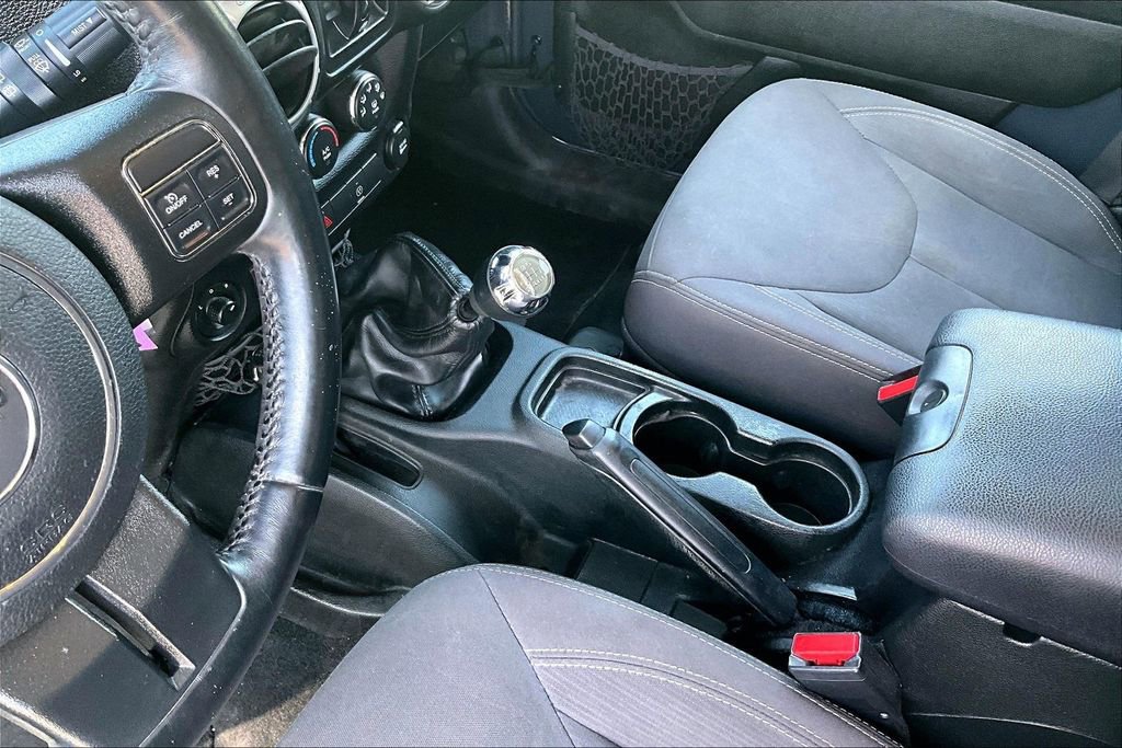 Used 2017 Jeep Wrangler Unlimited Sahara w/ Connectivity Group image 17