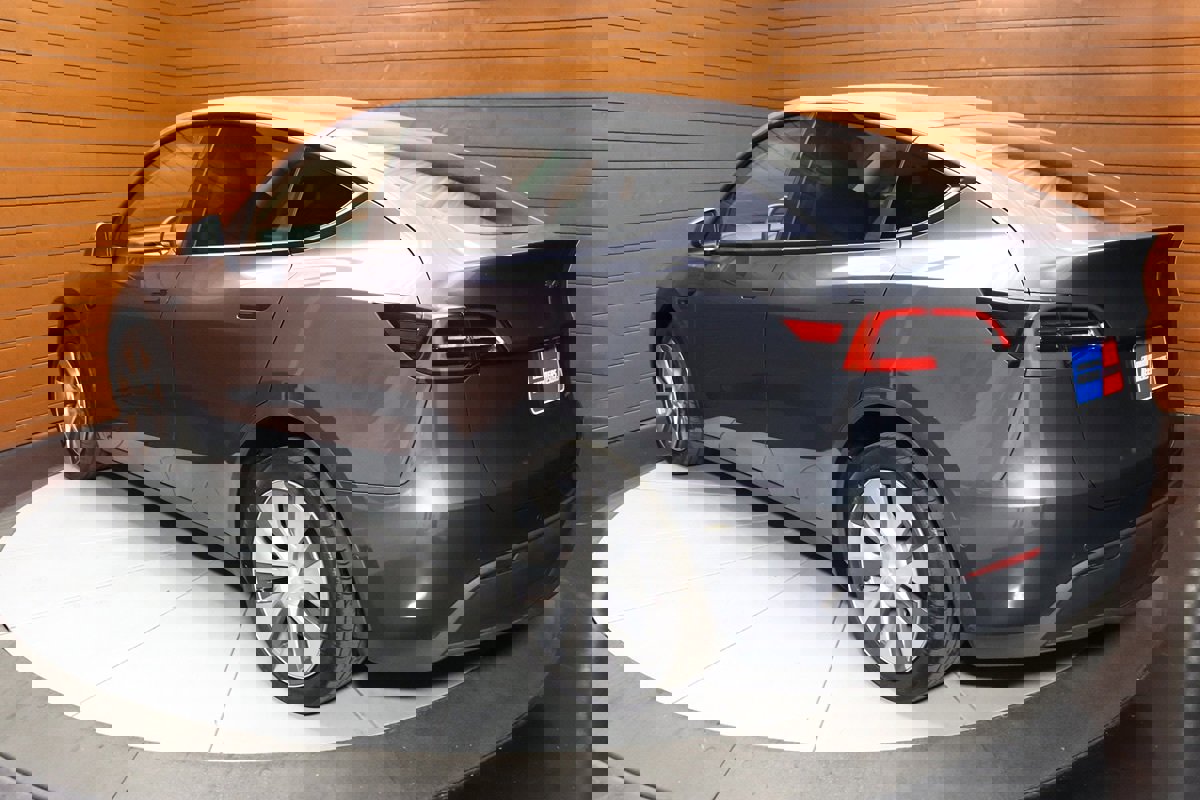 Used 2022 Tesla Model Y Long Range image 12