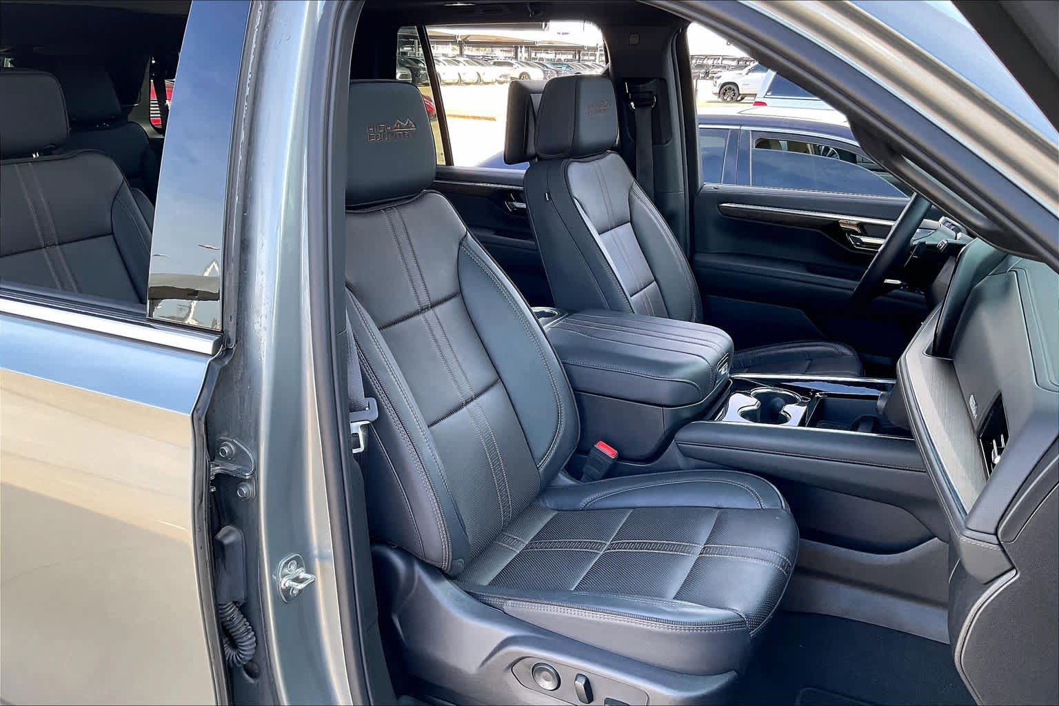 Certified 2025 Chevrolet Tahoe High Country AWD/4WD image 9