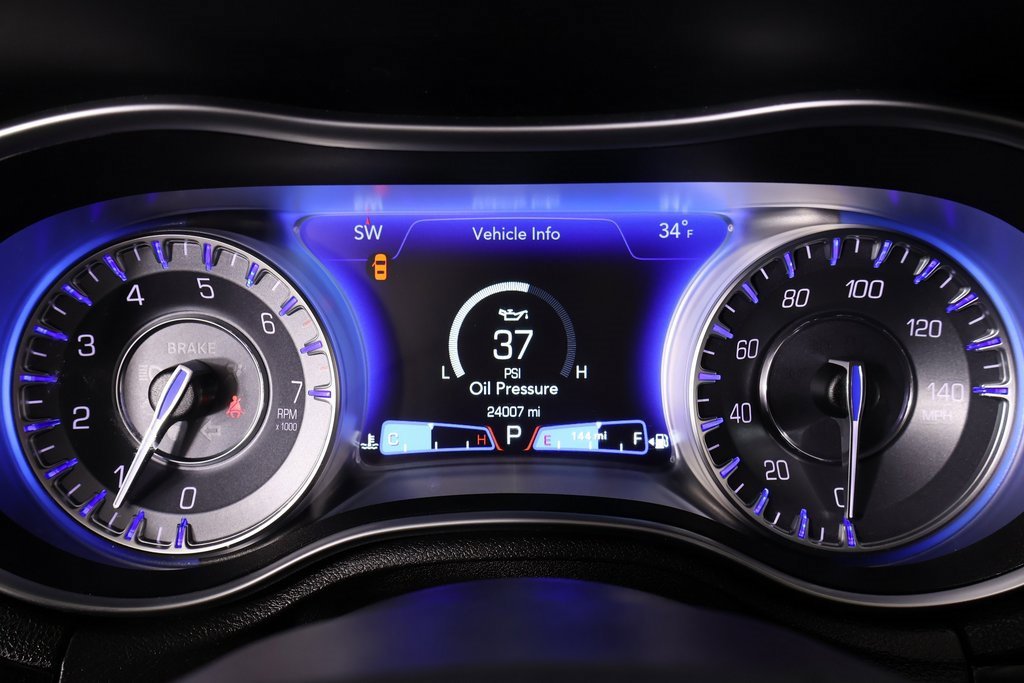 Used 2023 Chrysler 300 Touring w/ Sport Appearance Package image 4