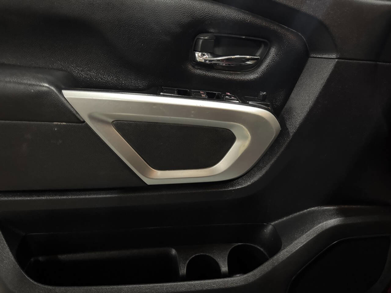 Used 2018 Nissan Titan SV AWD/4WD image 25