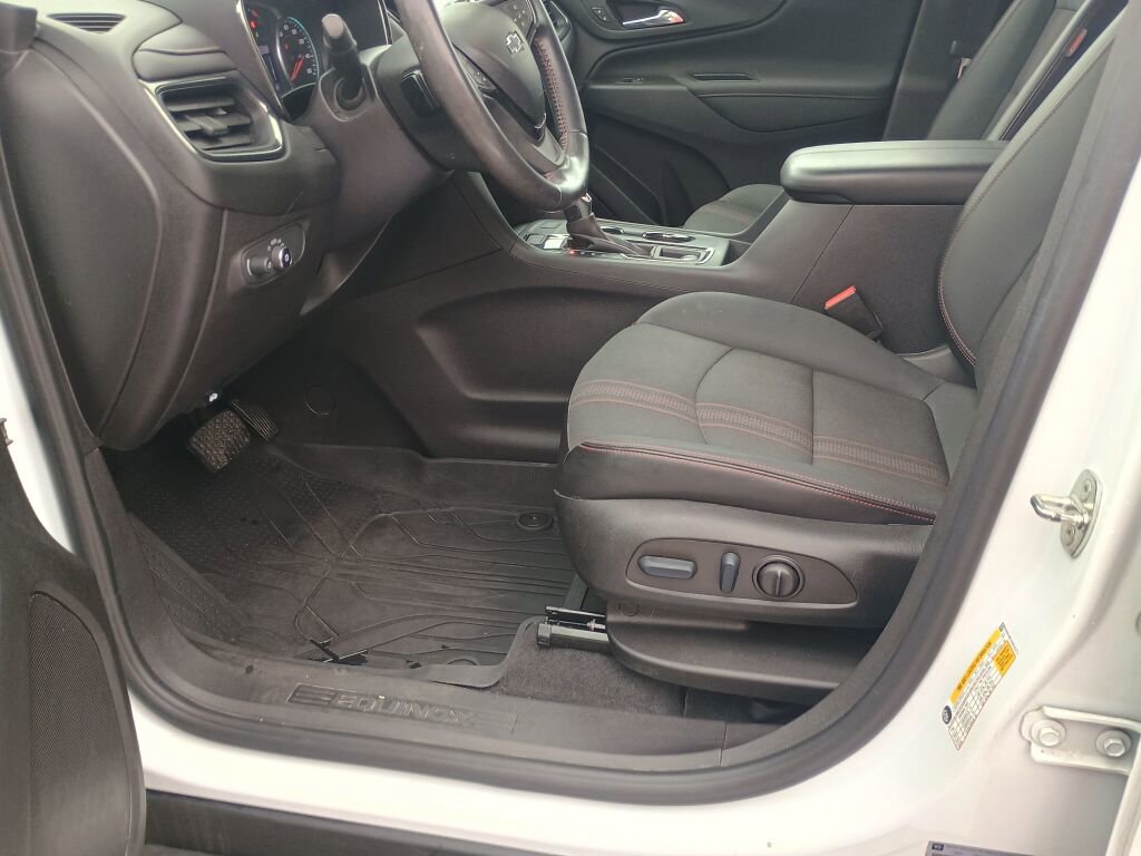 Used 2022 Chevrolet Equinox RS w/ Infotainment Package image 9