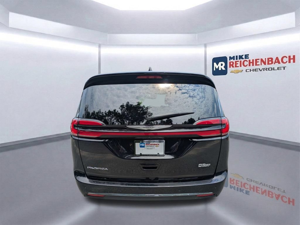 Used 2024 Chrysler Pacifica Touring-L FWD image 5