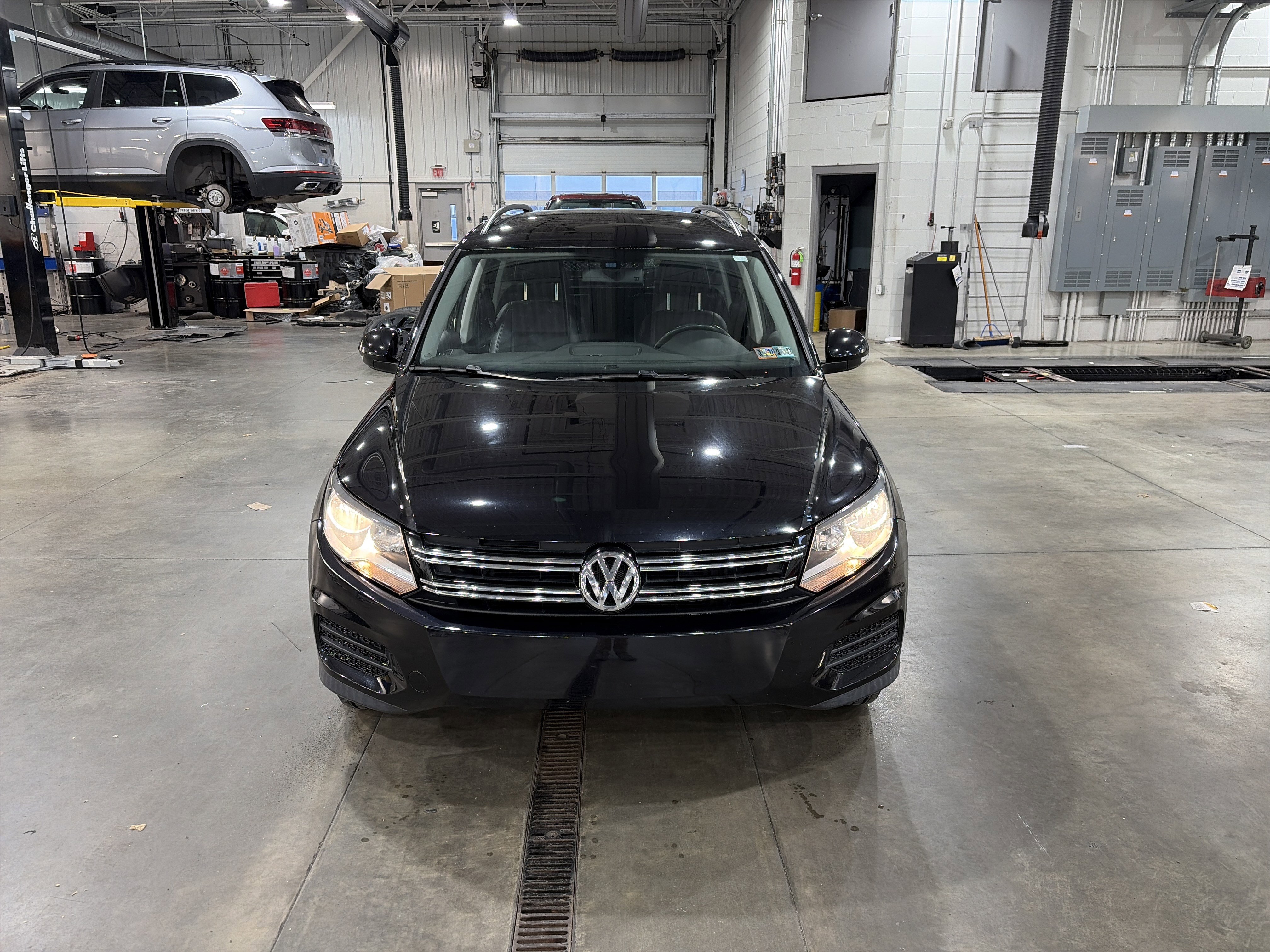 Used 2017 Volkswagen Tiguan S image 2