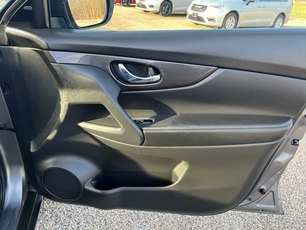 Used 2019 Nissan Rogue SV w/ Premium Package image 11