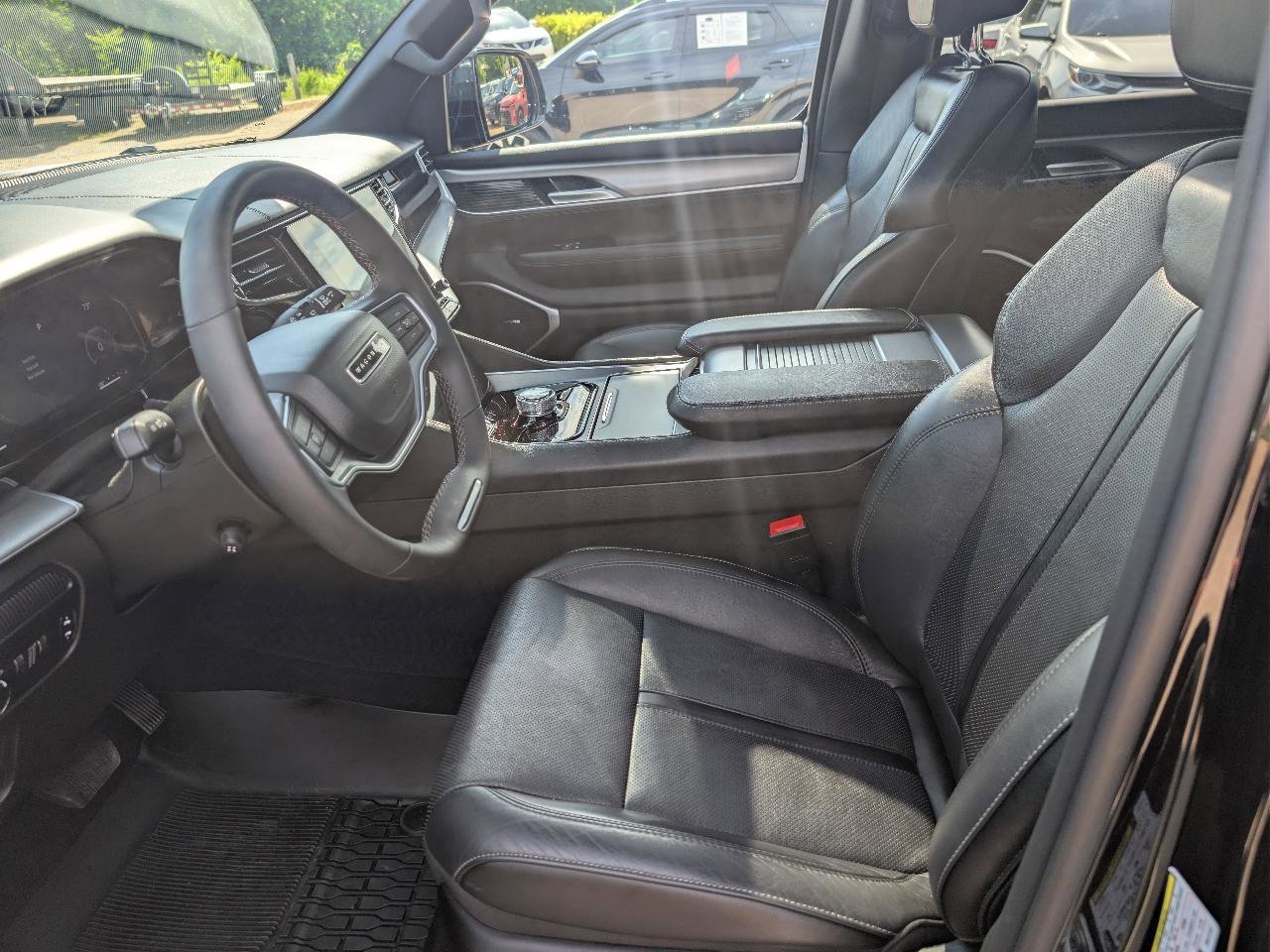 Used 2023 Jeep Wagoneer Series II RWD image 14