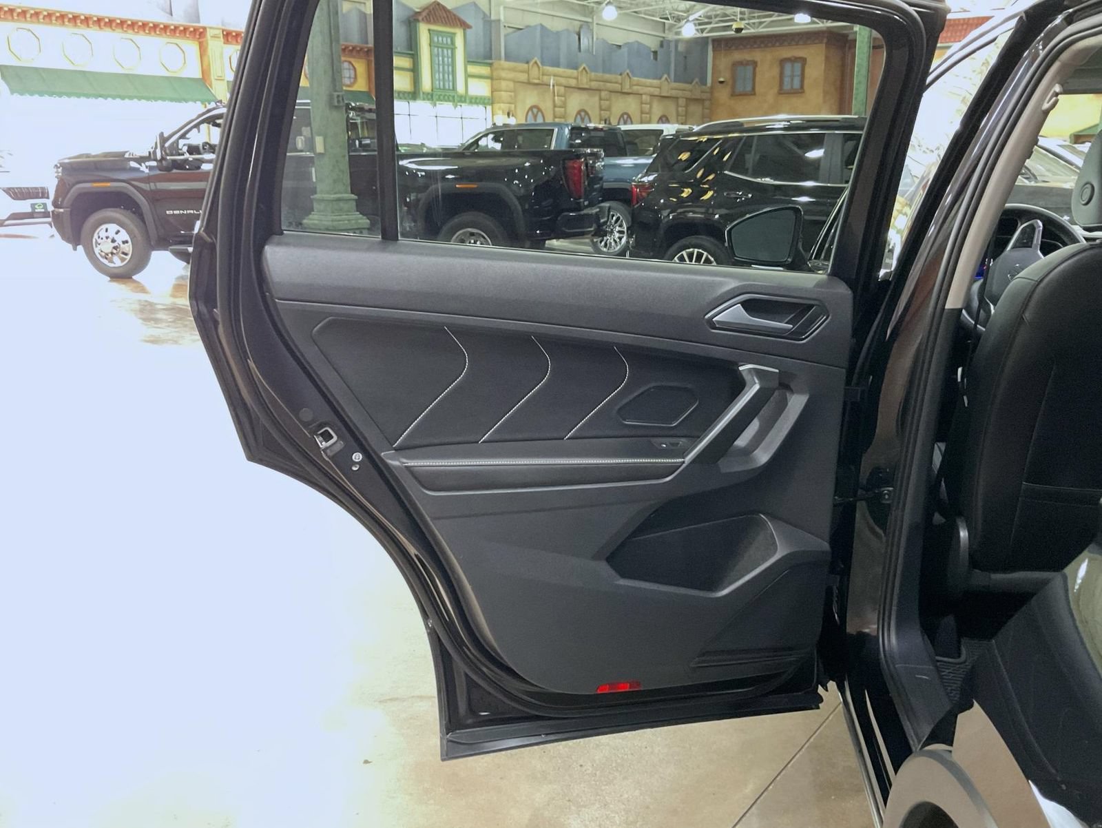 Used 2024 Volkswagen Tiguan SE AWD/4WD image 21