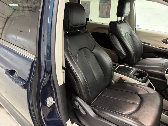 Used 2024 Chrysler Pacifica Touring-L FWD image 19