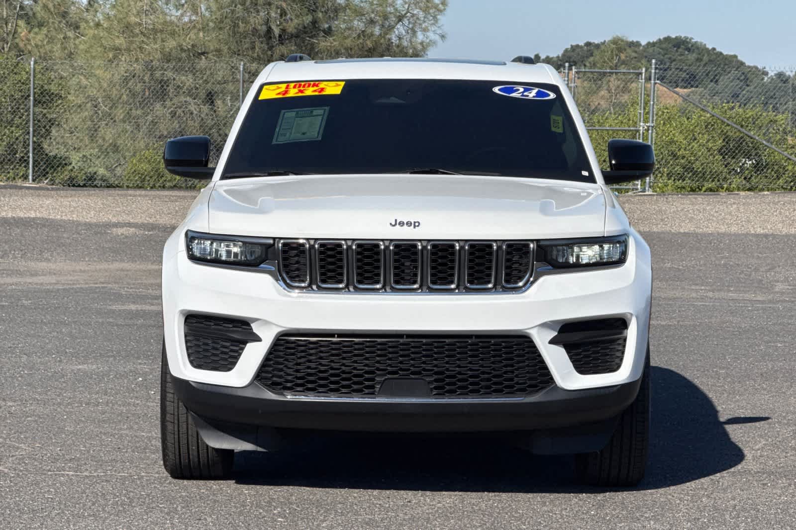 Used 2024 Jeep Grand Cherokee Laredo X AWD/4WD image 9