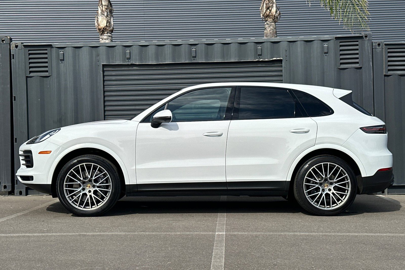 Used 2023 Porsche Cayenne Platinum Edition image 2