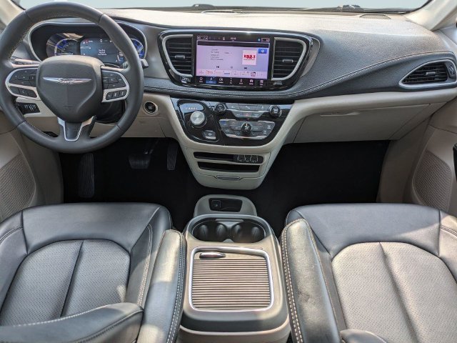Used 2024 Chrysler Pacifica Limited FWD image 17