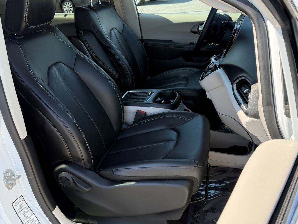 Used 2024 Chrysler Pacifica Touring-L image 9