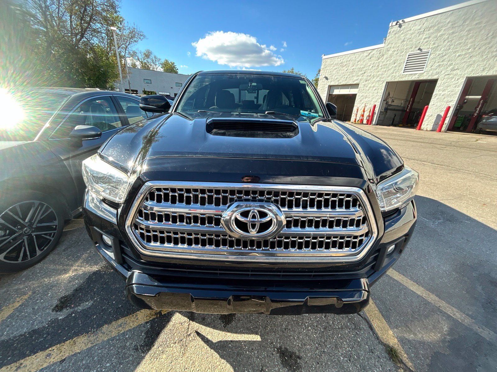 Used 2016 Toyota Tacoma TRD Sport w/ Premium & Technology Package AWD/4WD image 2