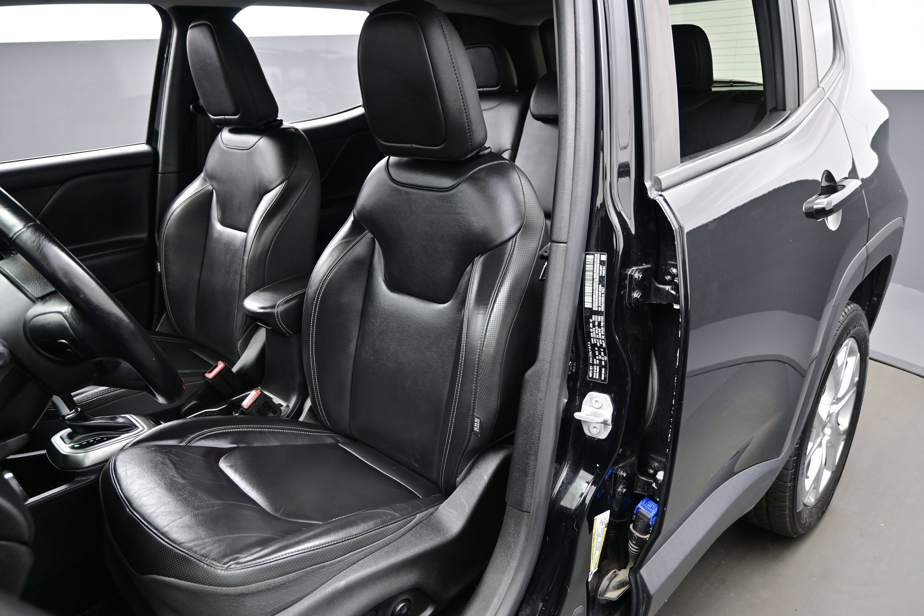 Used 2019 Jeep Renegade Limited w/ UConnect 8.4 Nav Group AWD/4WD image 12