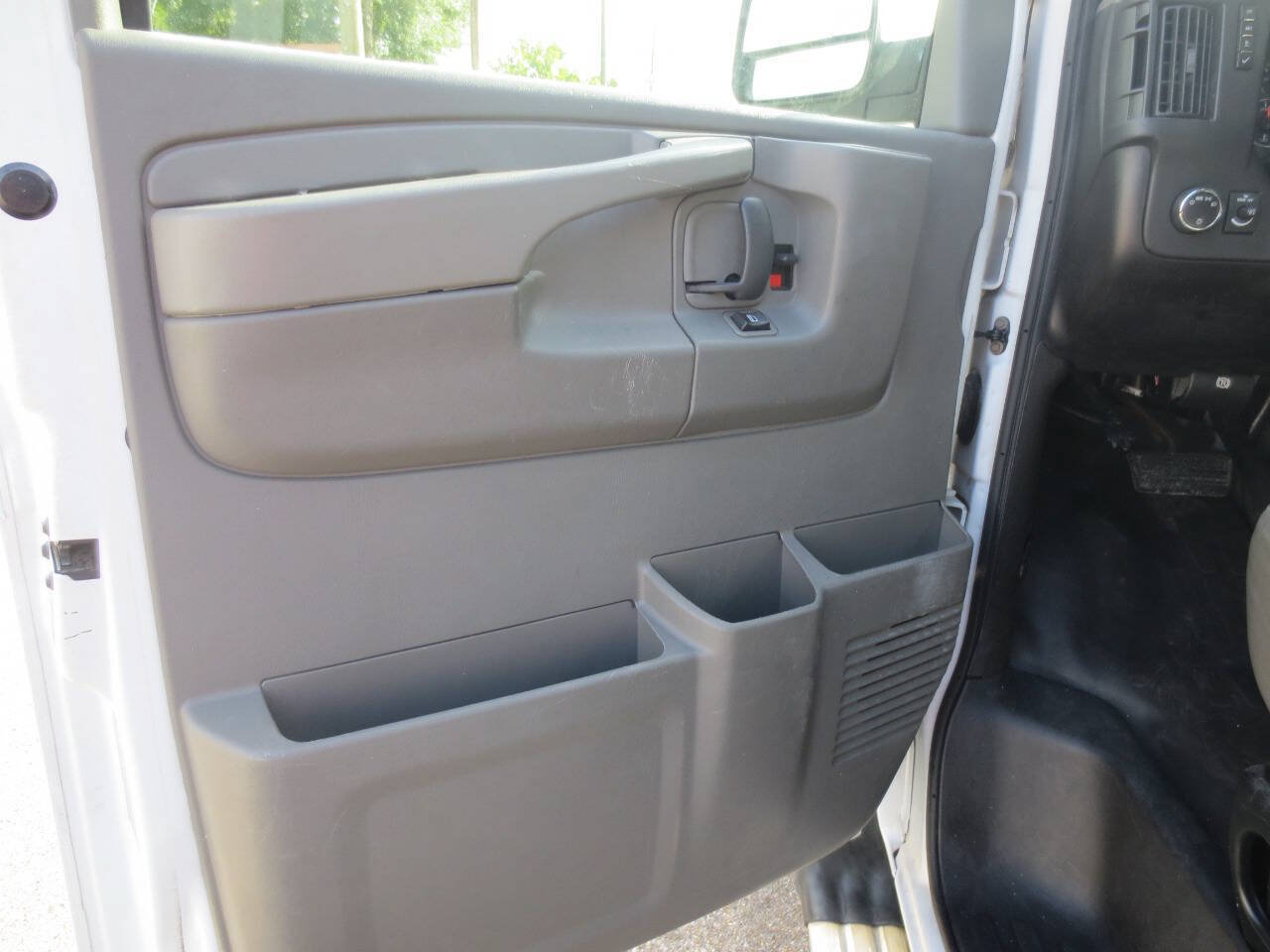 Used 2008 Chevrolet Express 2500 Passenger RWD image 15