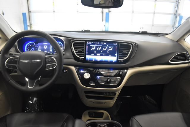 Used 2024 Chrysler Pacifica Touring-L FWD image 5