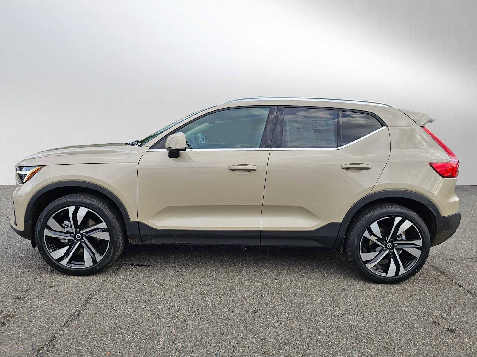 New 2025 Volvo XC40 B5 Ultra w/ Climate Package image 4