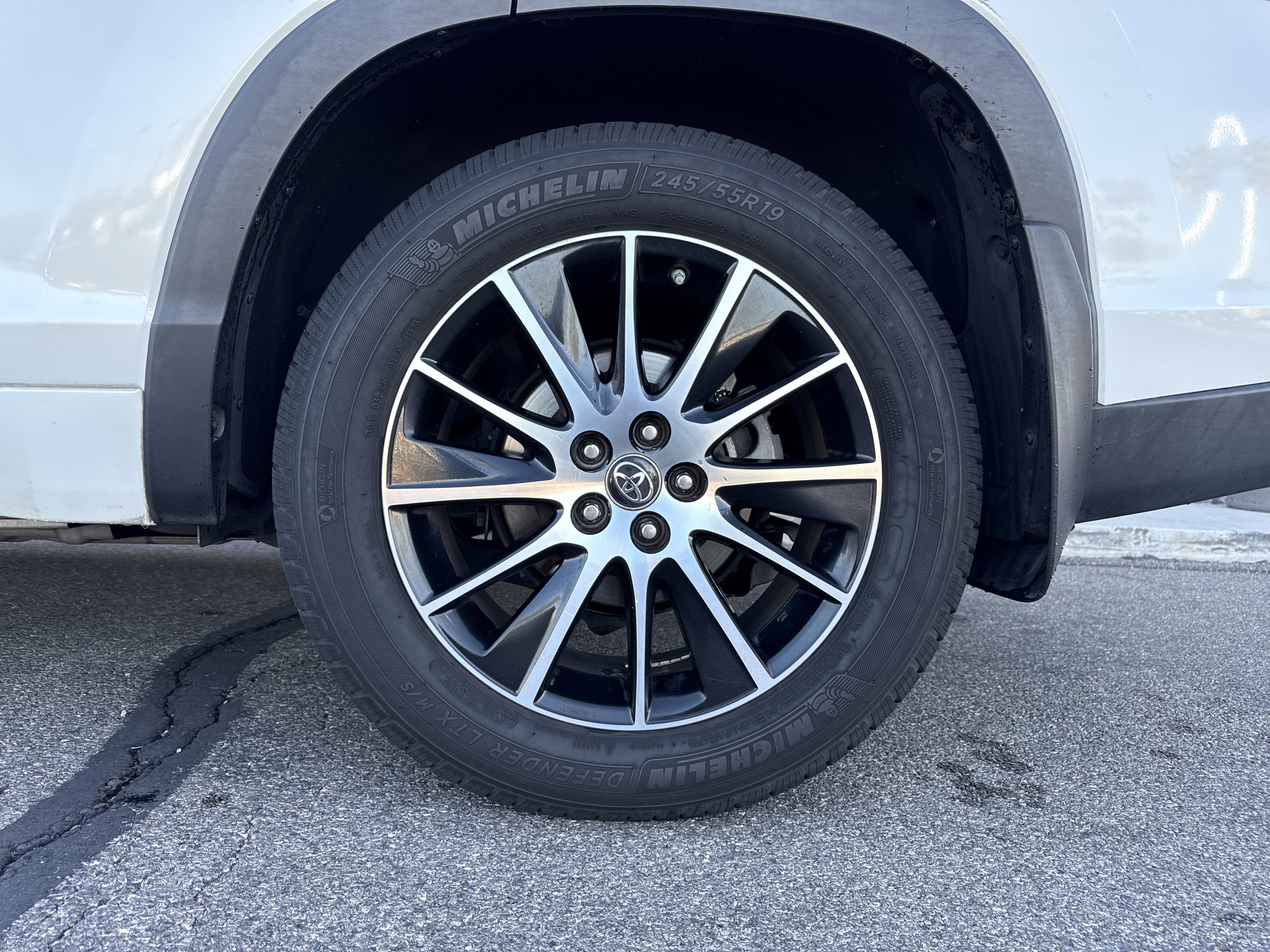 Used 2017 Toyota Highlander SE image 3