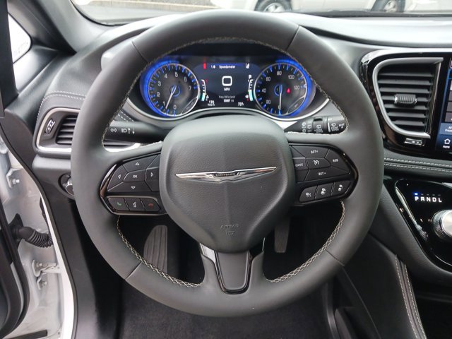 Used 2025 Chrysler Pacifica Limited image 15