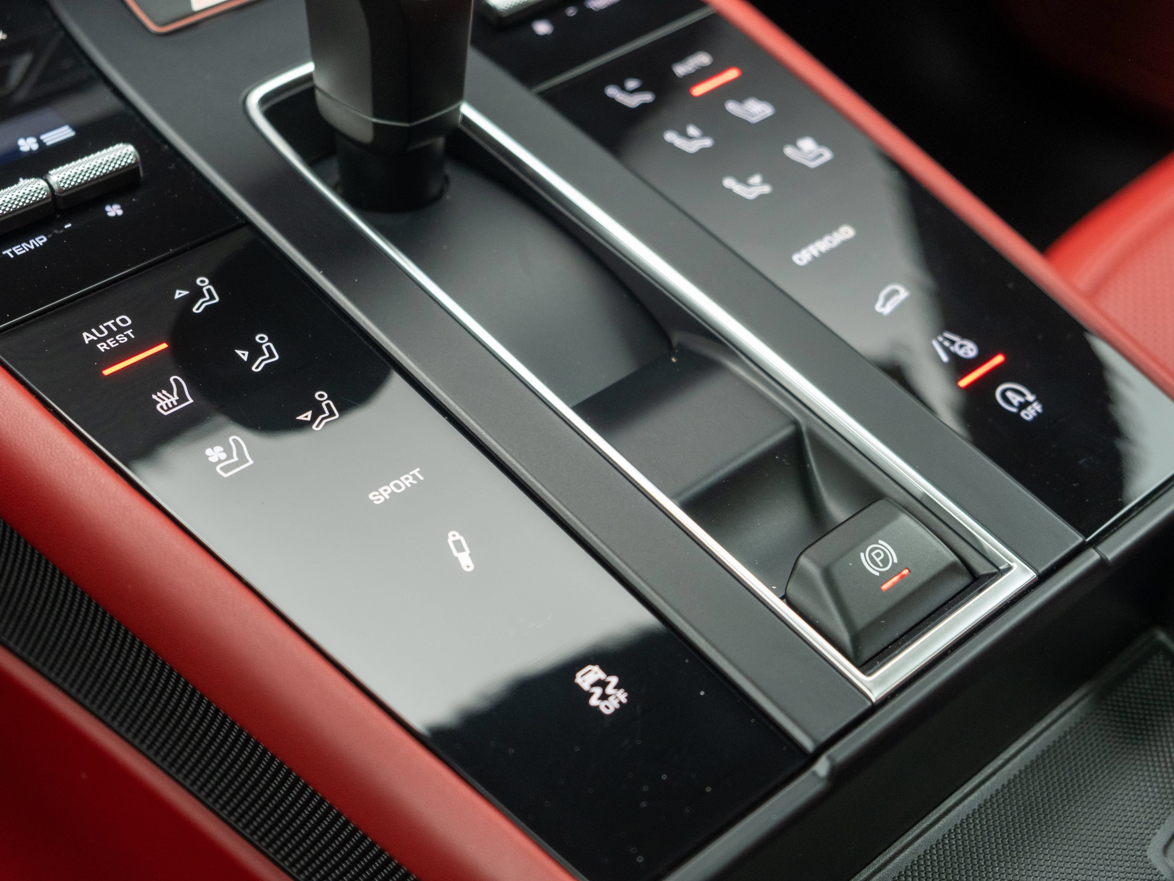 Certified 2024 Porsche Macan S AWD/4WD image 37